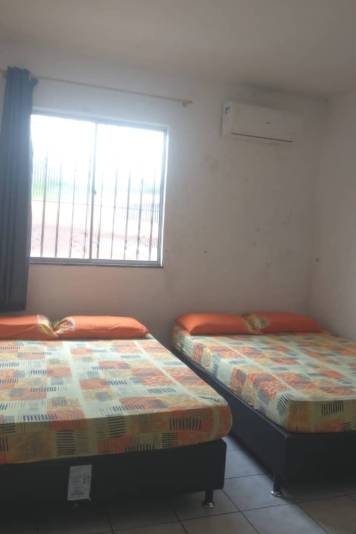 Kati i sipërm i dhomës, 2 krevate dopio, ndarje, ventilator 