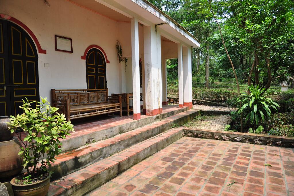Front entrance of Tea Hill House