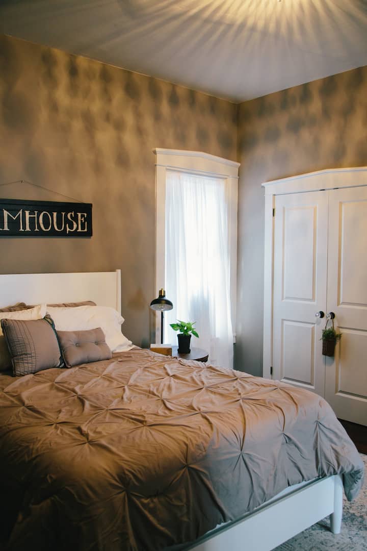 1200 thread count Egyptian cotton sheets and comforter new queen cool gel memory foam mattress with multiple pillows