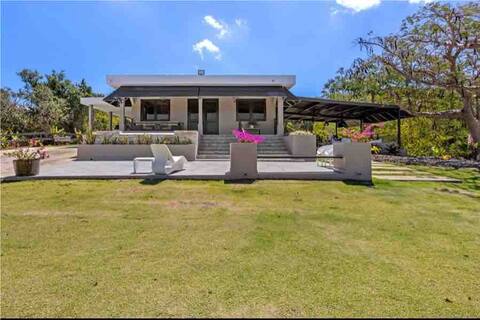 Finca La Cecilia, Manati Private Hill