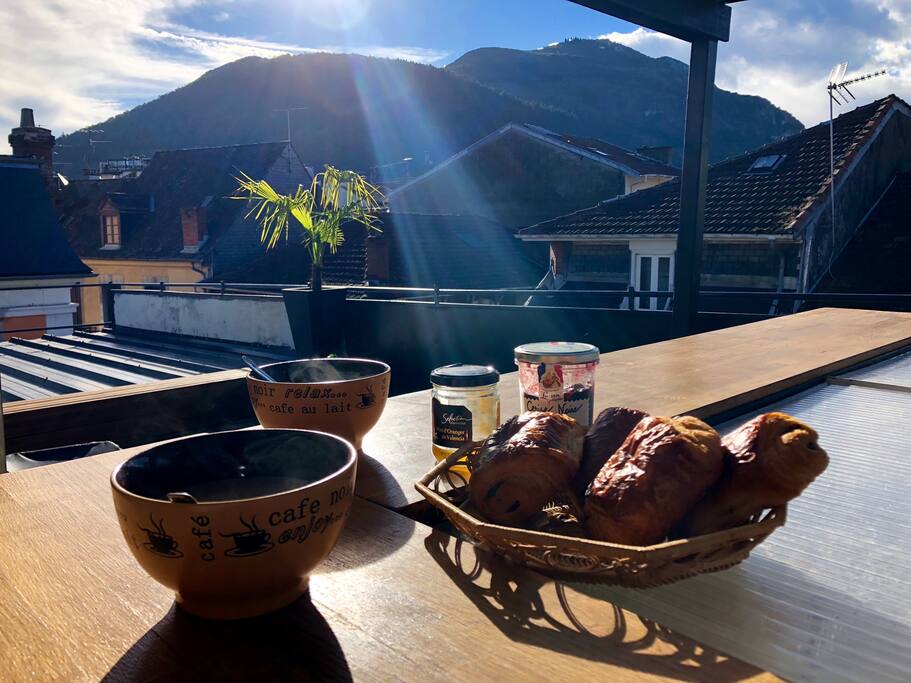 Petit déjeuné en terrasse au soleil
