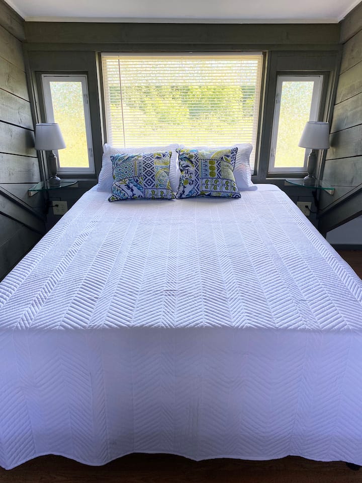 Krevat dopio "queen" në dhomën e gjumit lart.