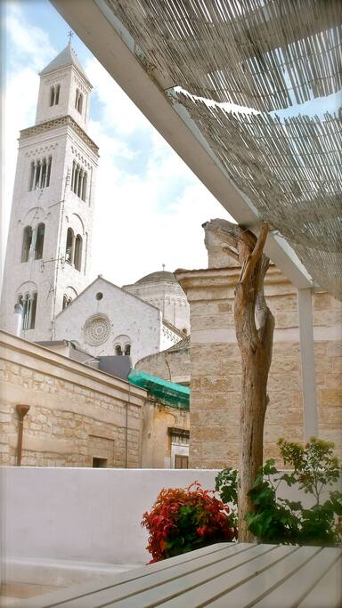 piccola meravigliosa casa con una grande terrazza con vista sulla cattedrale della città vecchia di Bari