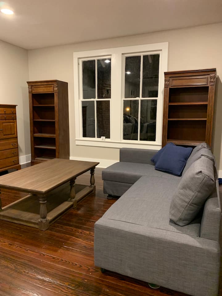 พื้นที่นั่งใน Mstr. ห้องนอนโซฟายาวออกมาให้ผู้เข้าพักเพิ่มอีก 2 คน
