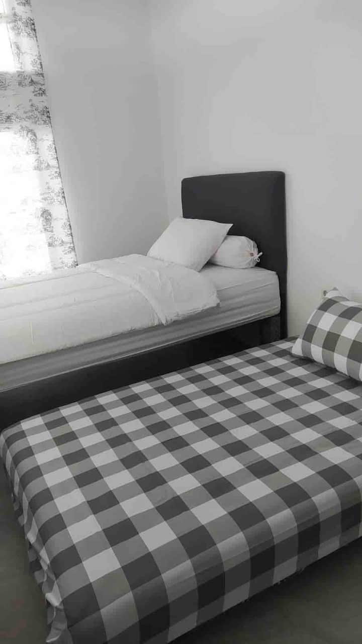 เตียงด้านบนขนาด 120 ซม. และเตียงด้านล่างขนาด 120 ซม.