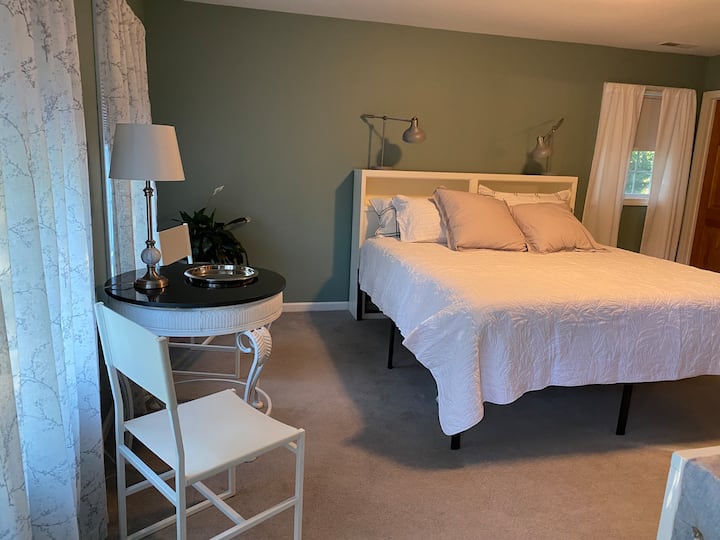 Dhomë private me krevat dopio "king" me hapësirë për t 'u ulur dhe hapësirë të veçantë pune