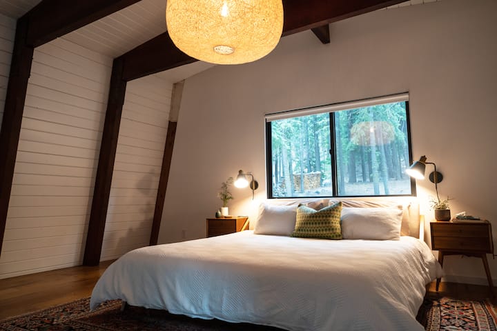 Მთავარი საძინებელი 193 × 203 სმ ზომის საწოლით