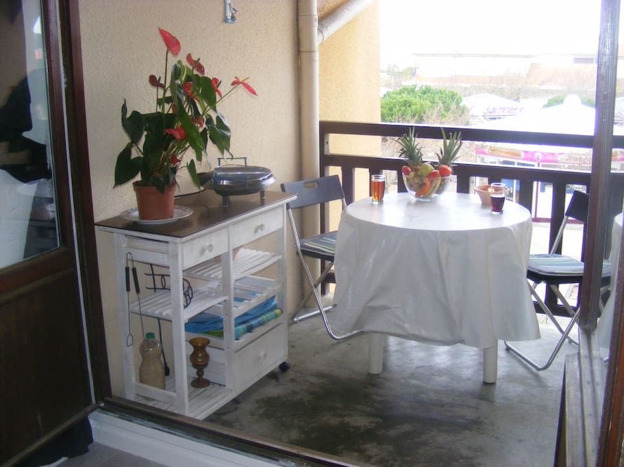 Loggia avec barbecue et plancha