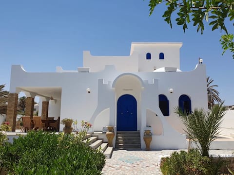 Traditional villa on the shores of the Mediterranean!