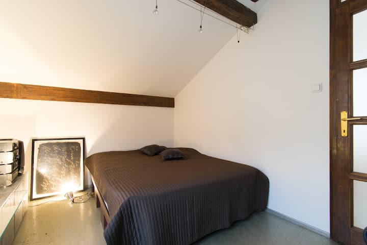 El dormitorio pequeño con una cama matrimonial