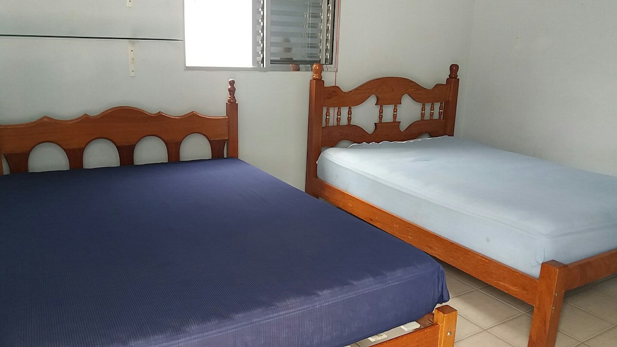 Апартманот 1 со 4 седишта е 2 брачни кревета