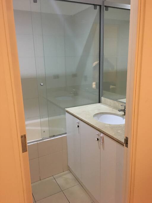 Habitación principal con baño completo.