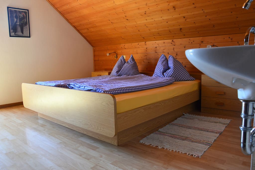 Doppelbettzimmer mit Balkontür