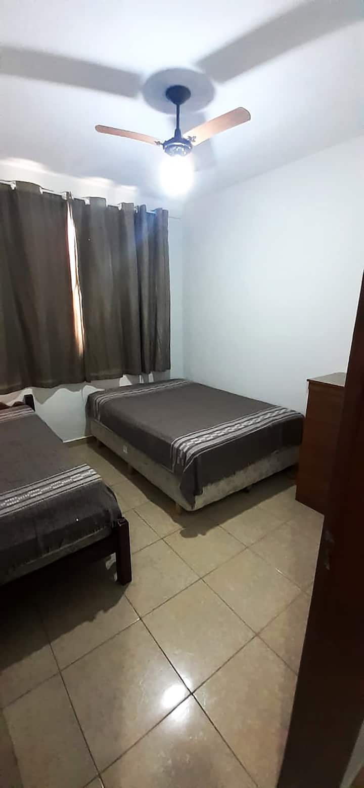 A suíte está equipada com uma cama de casal e uma cama de solteiro
