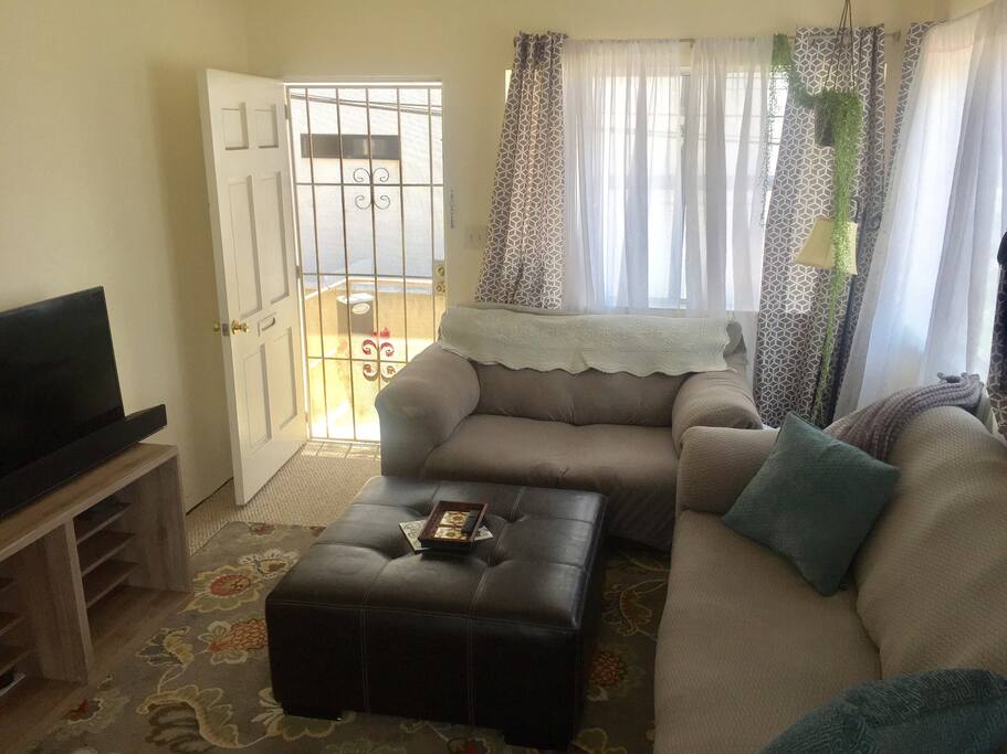 LivingRoom w Lots of Bright Light