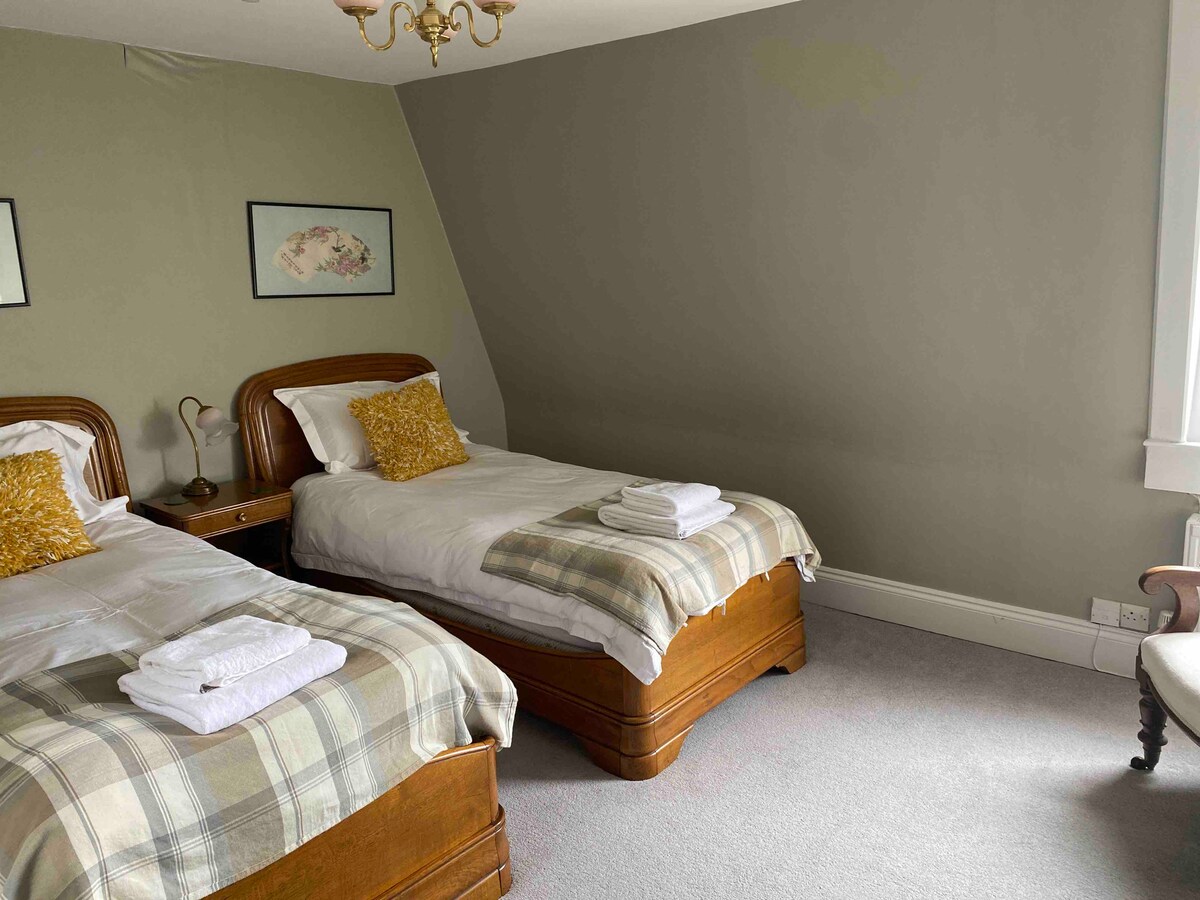 חדר זוגי עם שירותים צמודים.  בחדר השינה הזה יש גם שולחן סודי שמתאים למרחב עבודה שקט או לנופש כתיבה.