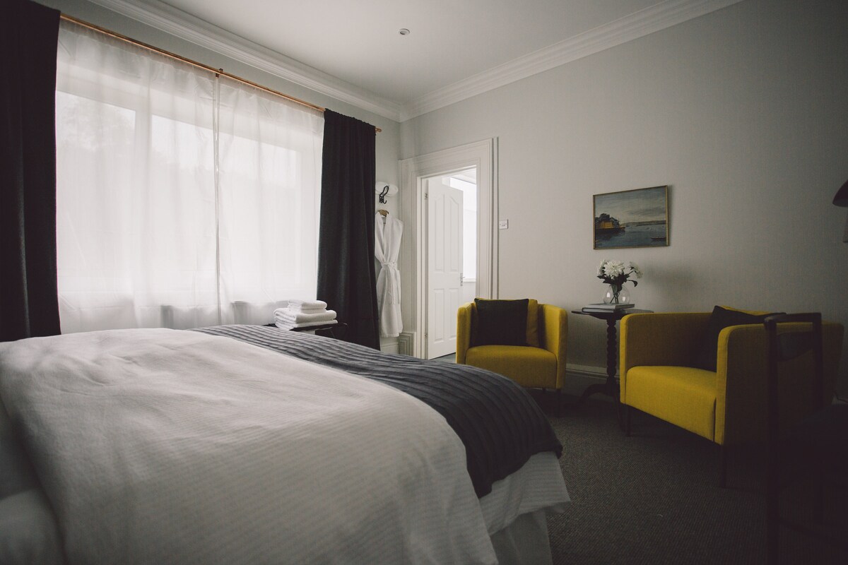 Superking/ twin bedroom (inaweza kuwa ama) na chumba cha kuoga kilicho na kila kitu