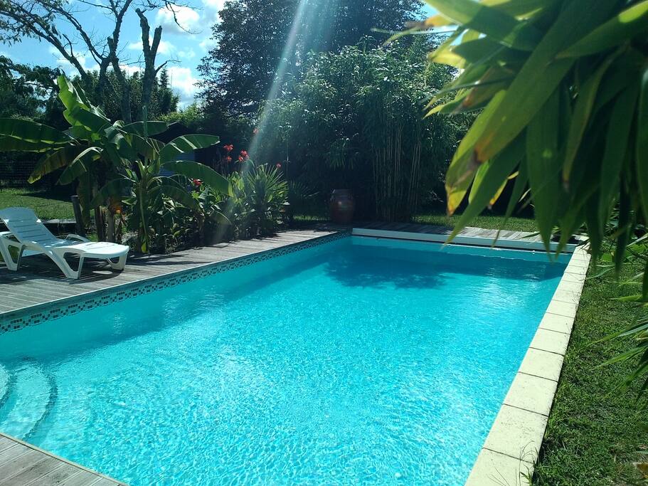 Piscine carrelée chauffée et sécurisée avec un volet électrique, sans vis à vis.