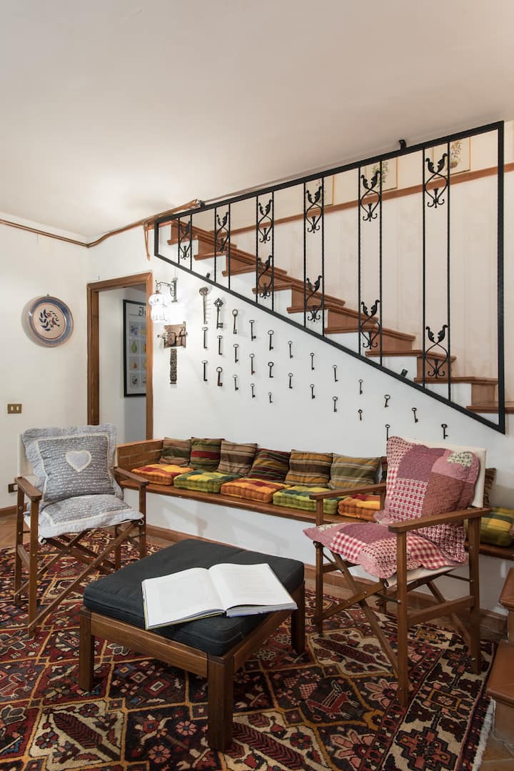Sala con escaleras.