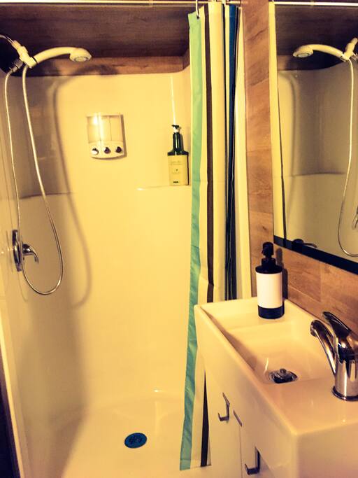 SHOWER & SINK