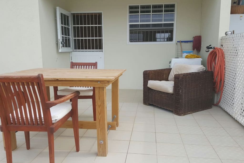 Patio with outside dining table and perfect chill chair with beautiful view ! On the patio is also a full automatic washing machine laundry rek and water hose.