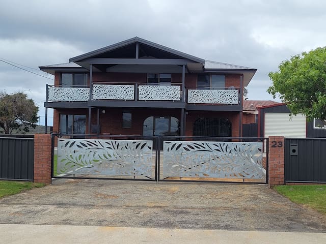 Albany Hillview. Views of ocean, harbour and range