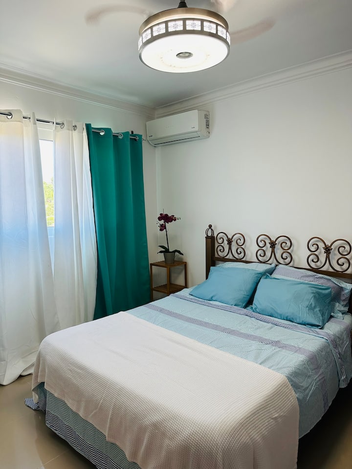 Spavaća soba - bračni krevet (160x200) i klima-uređaj 
Spavaća soba - bračni krevet (160x200), klima-uređaj 