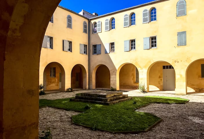 Apartment hyper center in a historic place