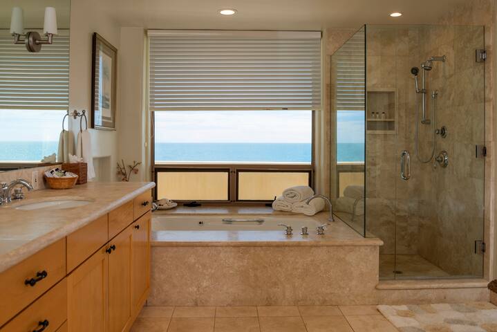 Luxury Malibu Beach Front Home gallery image 4