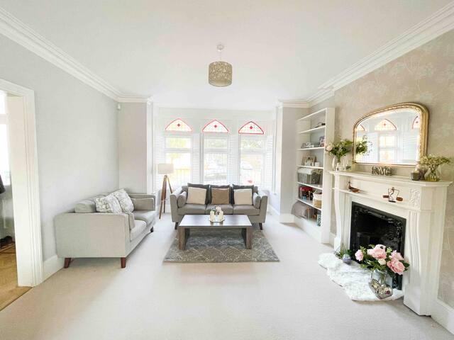 Beautiful & luxurious 6 bedroom home in London gallery image 2