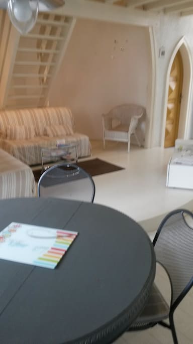 Porte en ogive etcoin salon sur l'ancien hotel de la chapelle