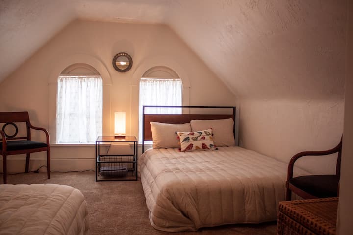 Twee volledige bedden verlaten deze slaapkamer nog steeds met veel ruimte