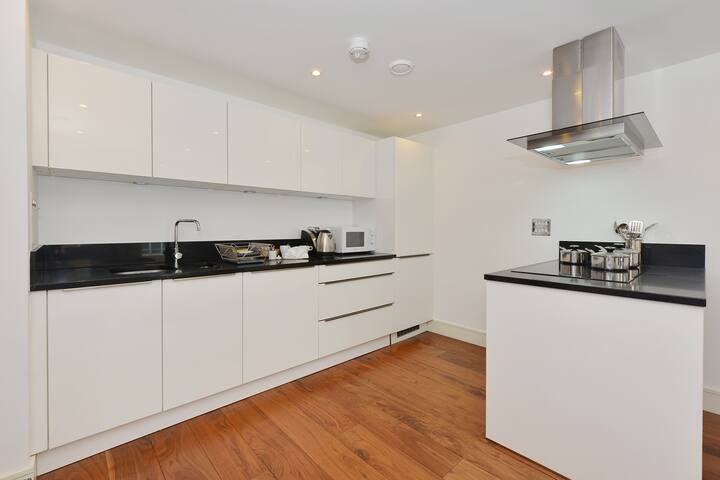 Homely, Modern, 2bed 2bath, SW1 gallery image 5