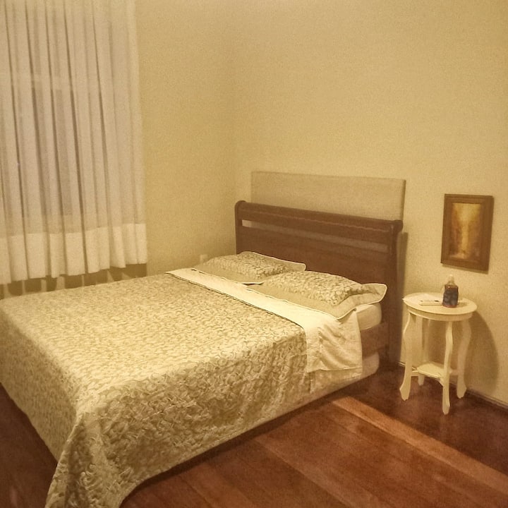 Chumba kilicho na kiyoyozi  na kitanda aina ya queen, weka kitanda cha bembea na godoro jingine moja. 