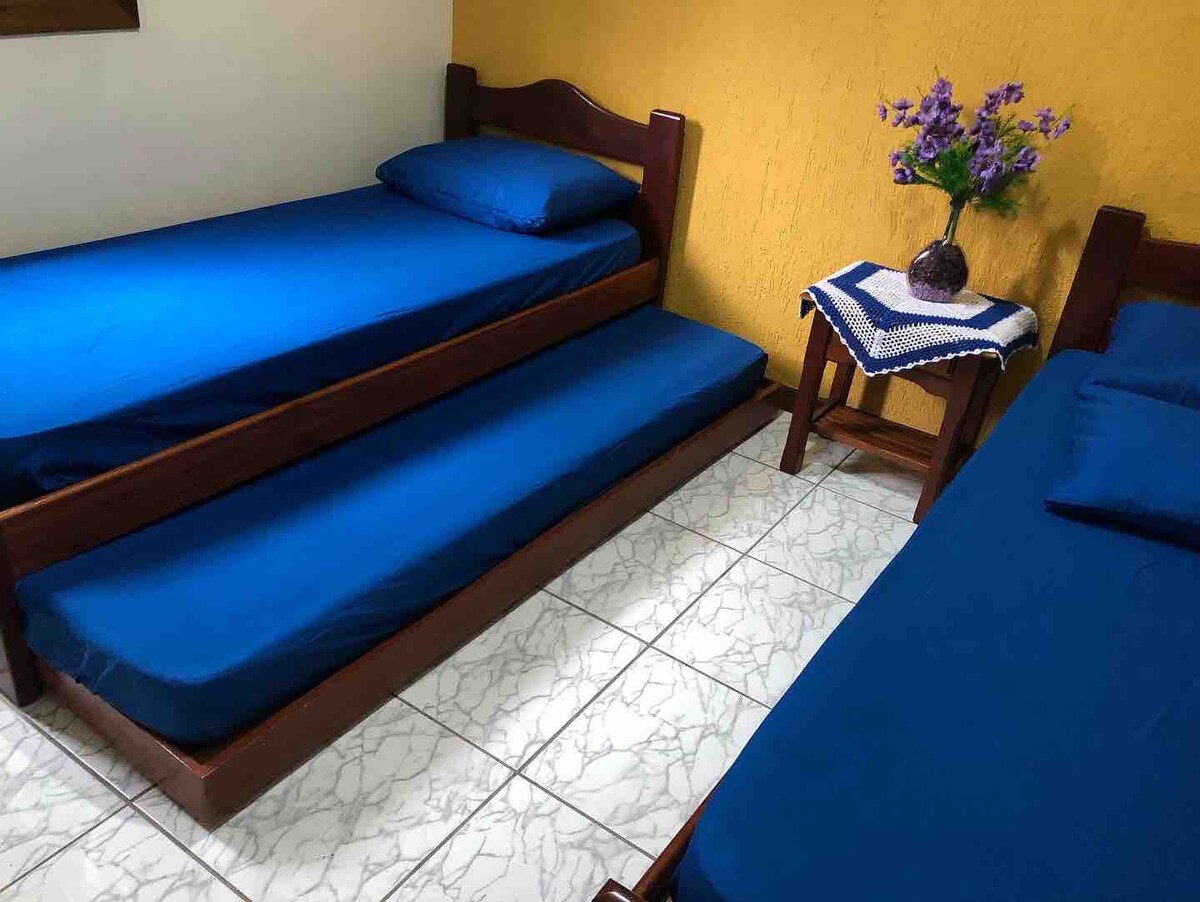 חדר בקומת הקרקע, 2 מיטות יחיד + מיטת יחיד זוגית אחת.
חדר בקומת הקרקע, עם חדר רחצה בחזית.
אידיאלי לקשישים, קרוב לכל חדר.