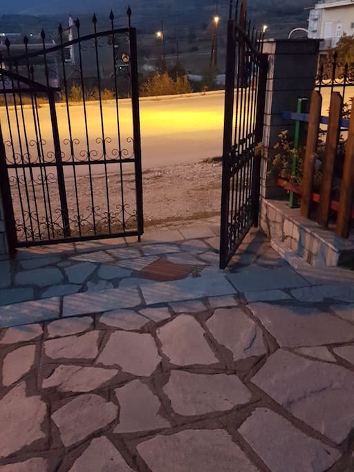 ειναι η πόρτα τις αυλής...με τον φαρδύ διάδρομο που οδηγεί στο σπίτι