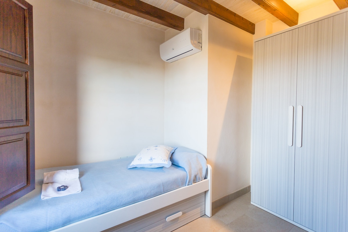 Chambre double à l'étage donnant sur la terrasse 