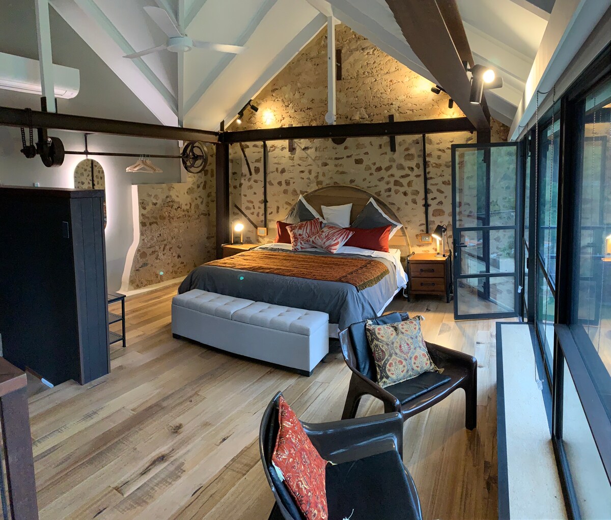 Spálňa a priestor na posedenie, ktoré ukazujú dvere na balkón Juliette.