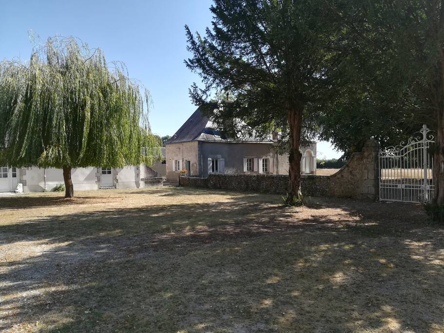 Vu sur la maison depuis la cour d'honneur