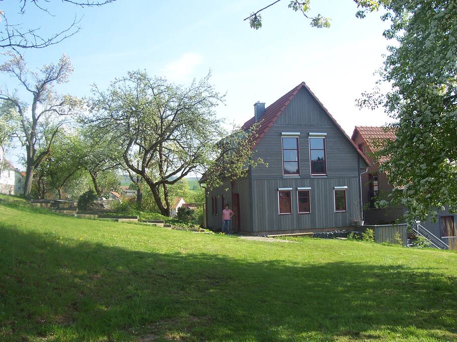 Das Ferienhaus und der großzügige Garten im Sommer.