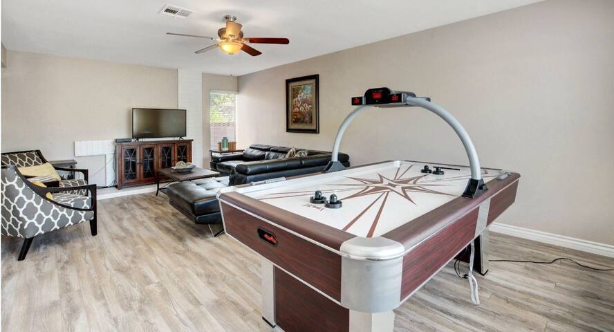 Vegas Ohana Retreat Near Airport & Las Vegas Strip gallery image 3