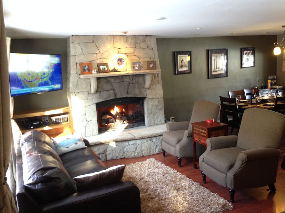 Beautiful Family Room. Fireplace, 48" HDTV. Leather Sofa, Low Back Recliners.