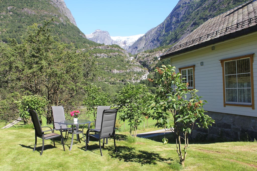 Utsikt frå hagen mot Brenndalen