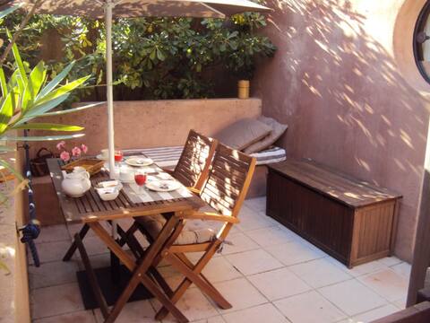 UNIQUE À PORQUEROLLES. STUDIO-TERRASSE SUR JARDIN