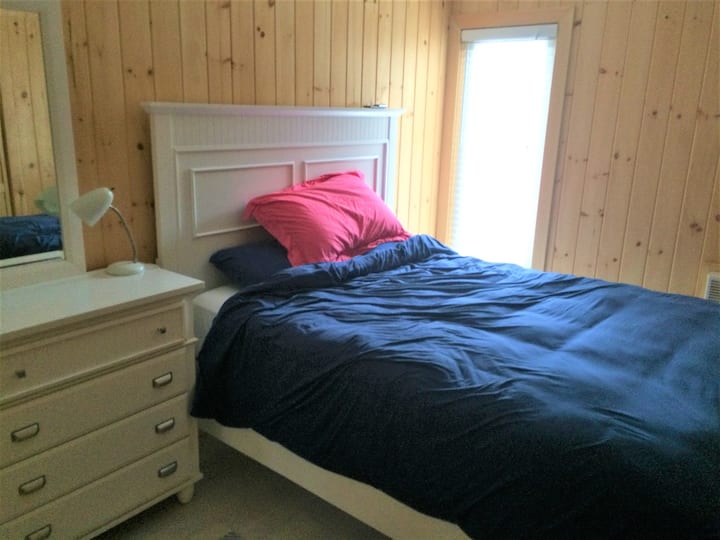 מיטה זוגית בחדר השינה למטה.