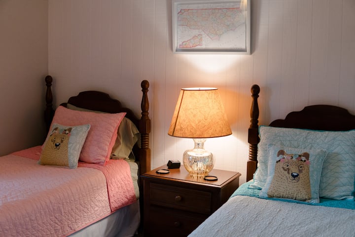 Bedroom #2 with twin beds