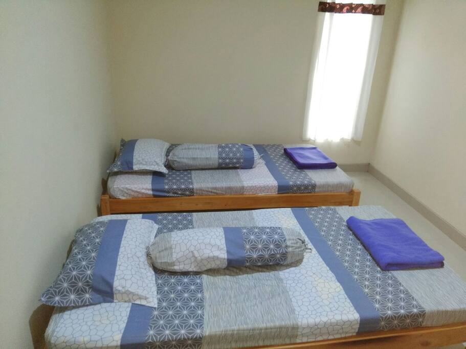 Kamar tidur di lantai bawah dengan 2 bed queen size & kipas angin