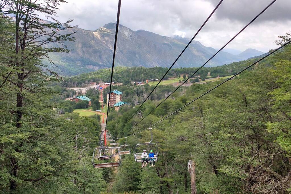 Vista desde los andariveles del centro de ski en verano