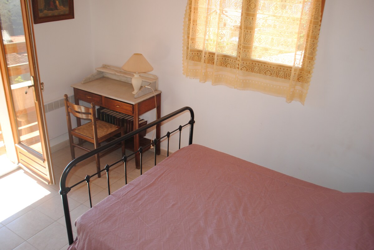 2 - ра спалня с малко двойно легло