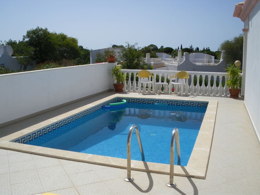 Der Pool in der ersten Etage